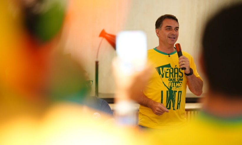 Flávio pede prisão de funcionário do Planalto por repostagens sobre Nossa Senhora